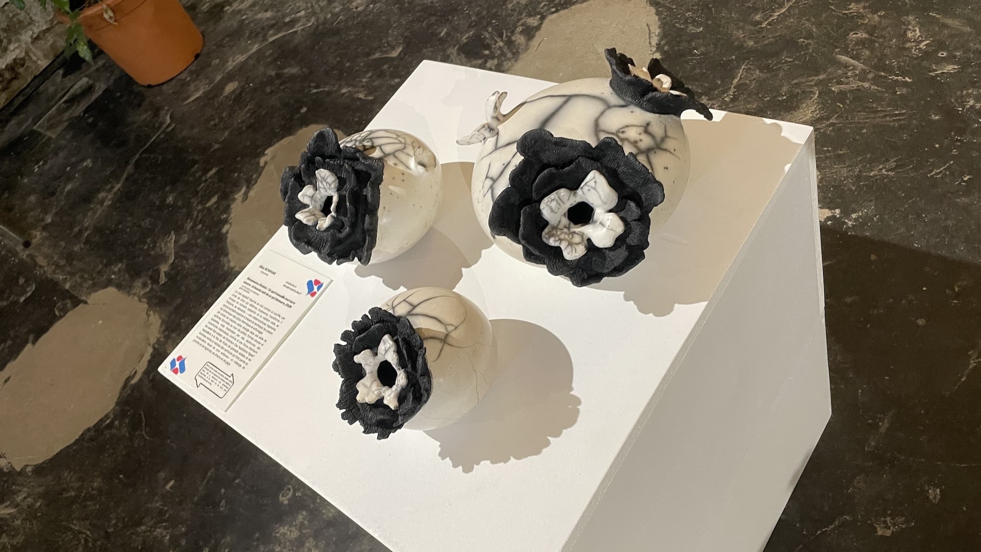 Rémanence d'éclats — sphères raku d'Alice Schwab, vue de face